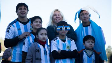 Hinchas rosarinos vivieron el debut argentino en la pantalla gigante.