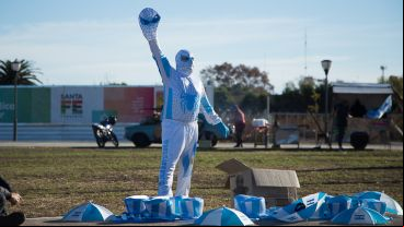 Hinchas rosarinos vivieron el debut argentino en la pantalla gigante.