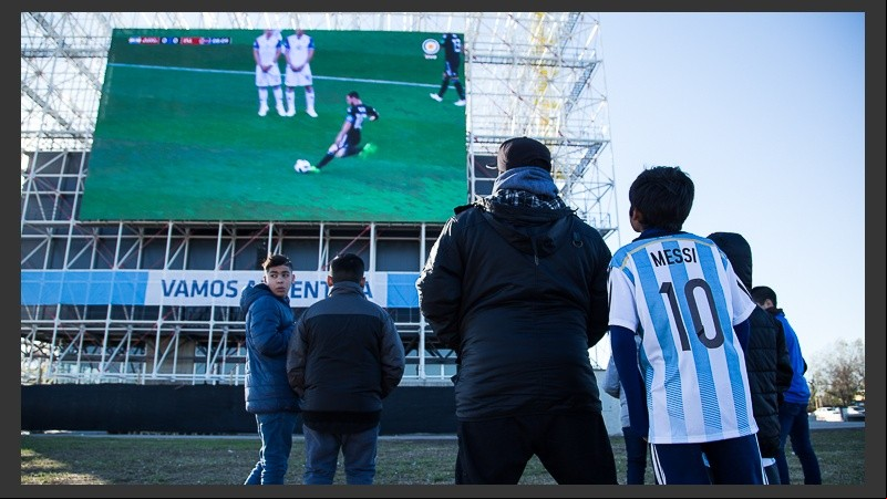 Hinchas rosarinos vivieron el debut argentino en la pantalla gigante.