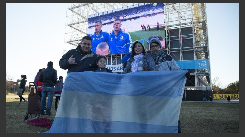 Hinchas rosarinos vivieron el debut argentino en la pantalla gigante.