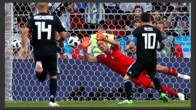 Mascherano mira el penal fallado por Messi.