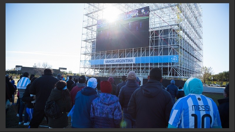 Hinchas rosarinos vivieron el debut argentino en la pantalla gigante.