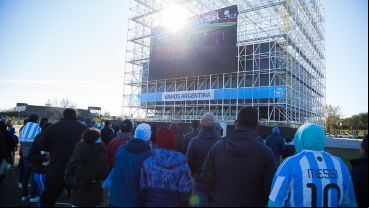 Hinchas rosarinos vivieron el debut argentino en la pantalla gigante.