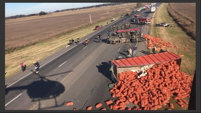 El camión quedó tumbado y el coche, totalmente destruido en la banquina.