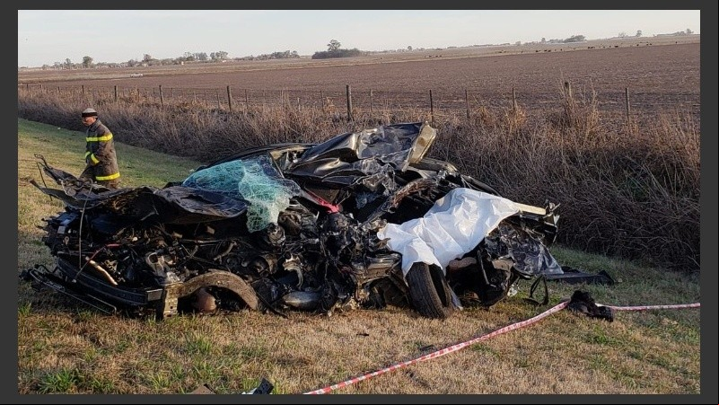 El camión quedó tumbado y el coche, totalmente destruido en la banquina.
