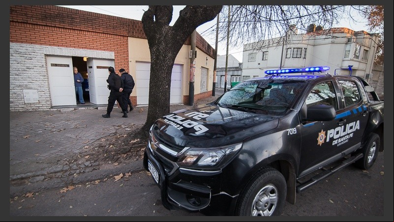 El padre del juez y una custodia frente a su casa tras la balacera.