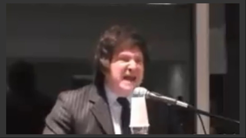 Algunos presentes increparon al economista por sus malos tratos.
