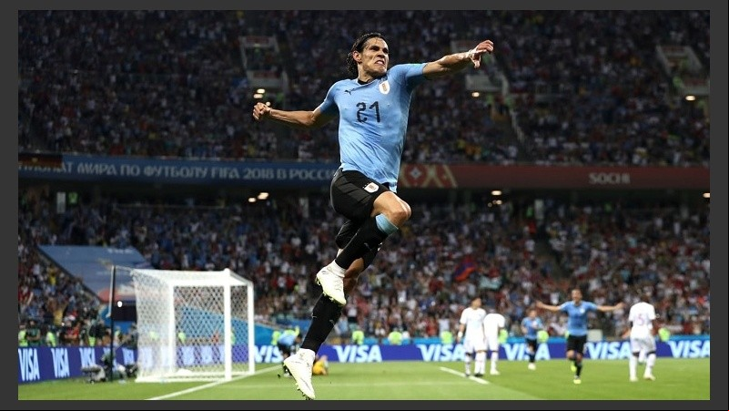 El grito de Cavani. Dos goles y lesión para el delantero charrúa.
