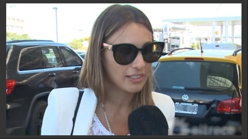 Pampita hecha una furia en el aeropuerto de Ezeiza. 