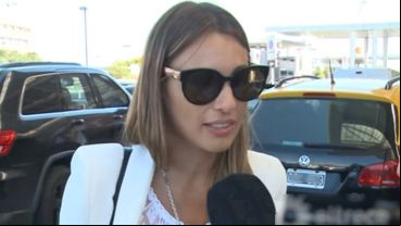 Pampita hecha una furia en el aeropuerto de Ezeiza.
