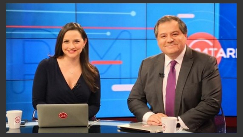 Bustamante conduce un noticiero en la Televisión Nacional de Chile.
