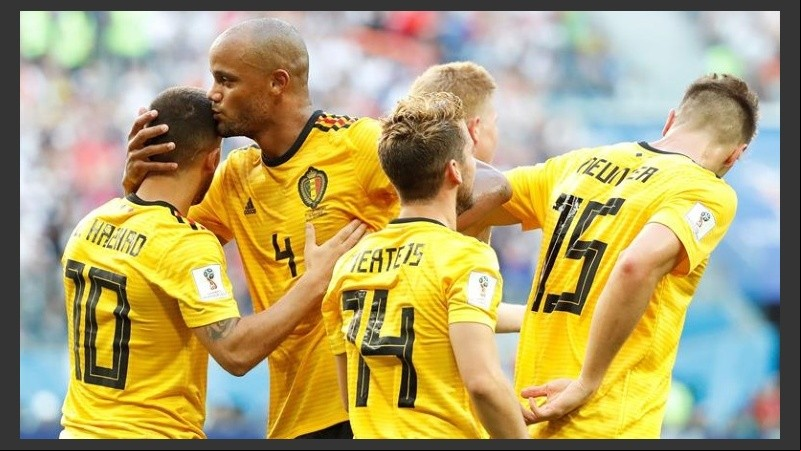 Todos quieren abrazar a Hazard, autor del segundo gol de Bélgica. 