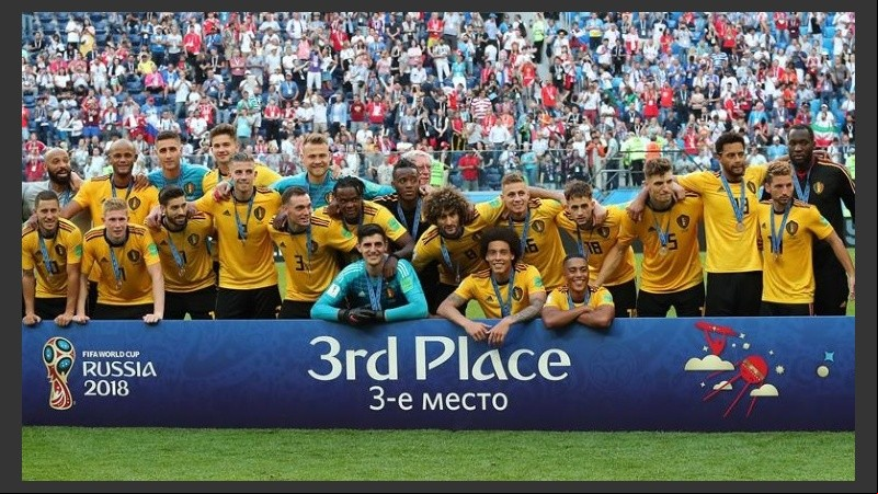Los jugadores belgas celebrando con sus medallas de tercer puesto. 