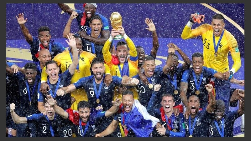El equipo francés levantando la Copa del Mundo