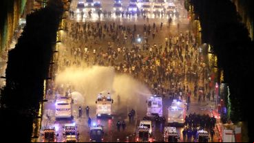 La policía reprimió a grupos revoltosos en los Campos Eliseos de París.