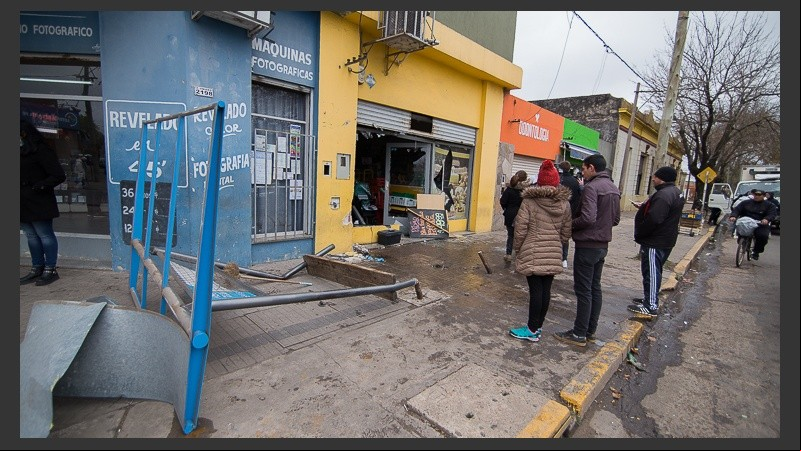 El camión tumbó una parada de colectivos a metros del local.