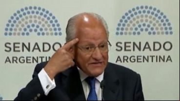 El polémico Albino durante su exposición en el Senado de la Nación.