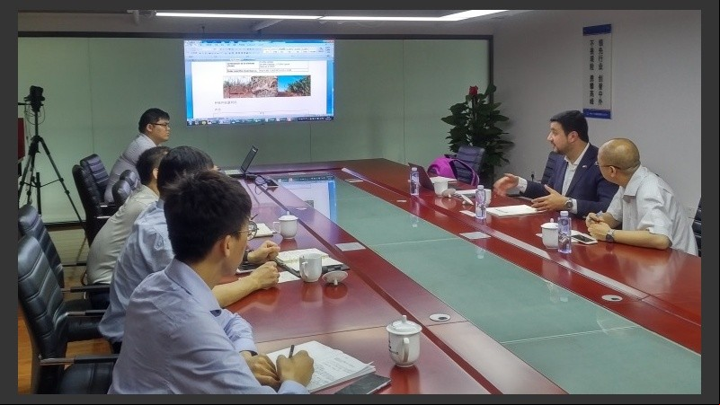 Cleri reunido con empresario chinos por el tren en la región. 