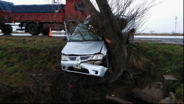 El vehículo impactó contra un árbol y los dos ocupantes fallecieron.