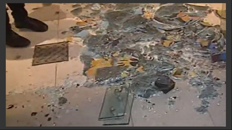 La puerta del teatro fue atacada.