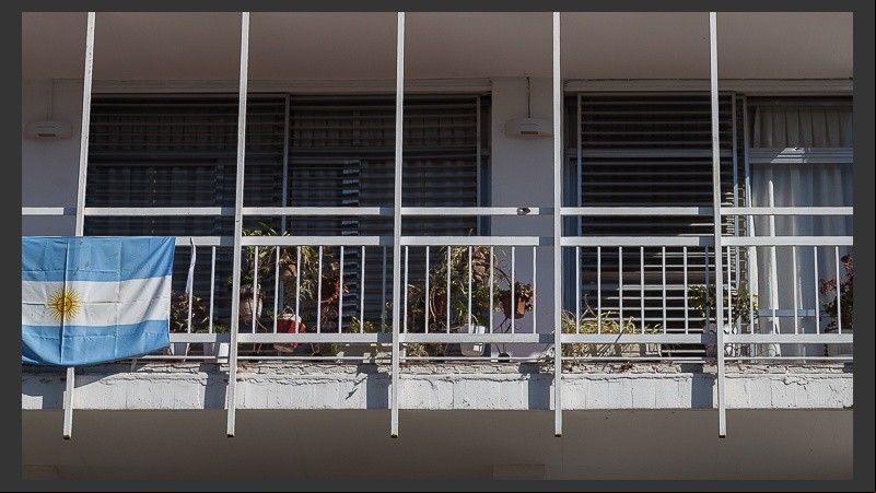 Las balas también impactaron contra un departamento ubicado en el primer piso.