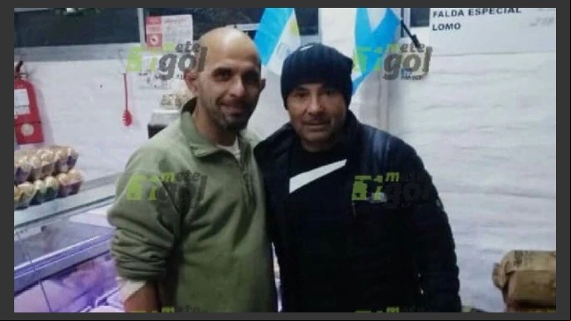 El Zurdo fue a comprar el asado y el carnicero le pidió una foto.