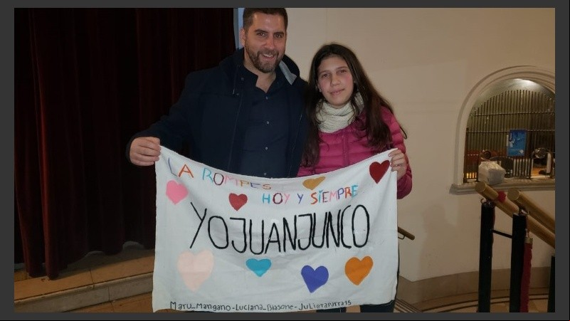 Juan, su fan y la bandera.