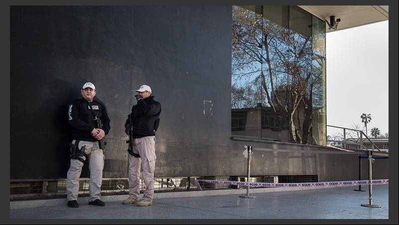 Presencia policial alrededor del Centro de Justicia Penal. 
