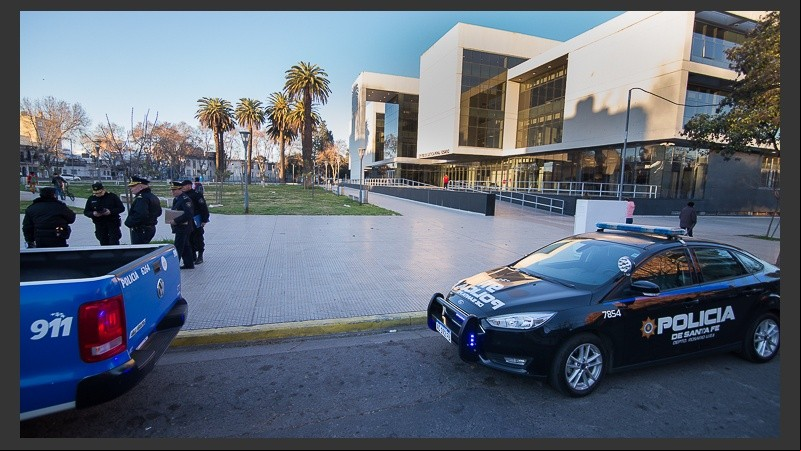 Presencia policial alrededor del Centro de Justicia Penal. 