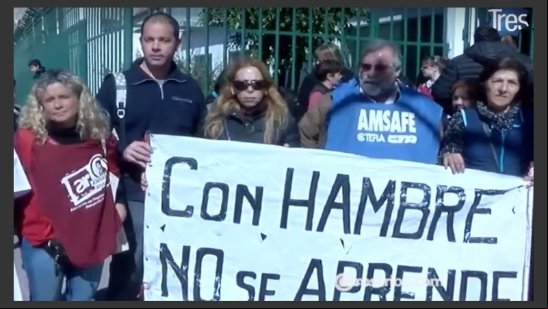 El abrazo solidario de este miércoles en la escuela primaria Estanislao López. 