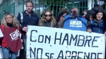 El abrazo solidario de este miércoles en la escuela primaria Estanislao López.