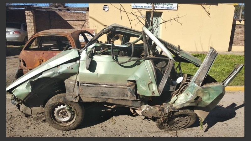 Así quedó el Renault 11 en el que viajaban las víctimas fatales. 