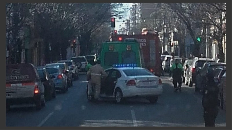 El trabajo en el lugar en que cayó el motociclista. 