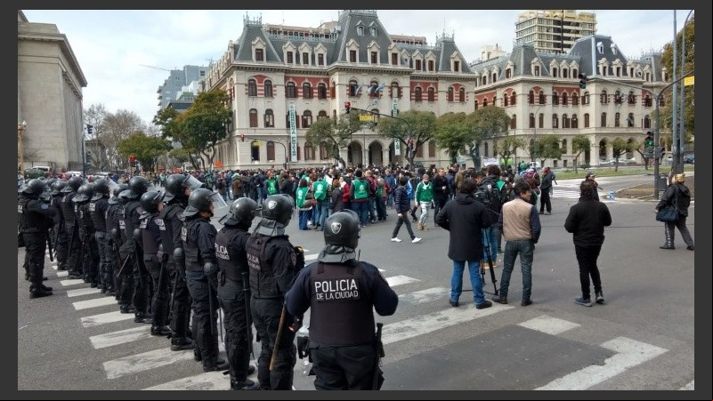 Tensión frente al Ministerio de Agroindustria por los despidos. 