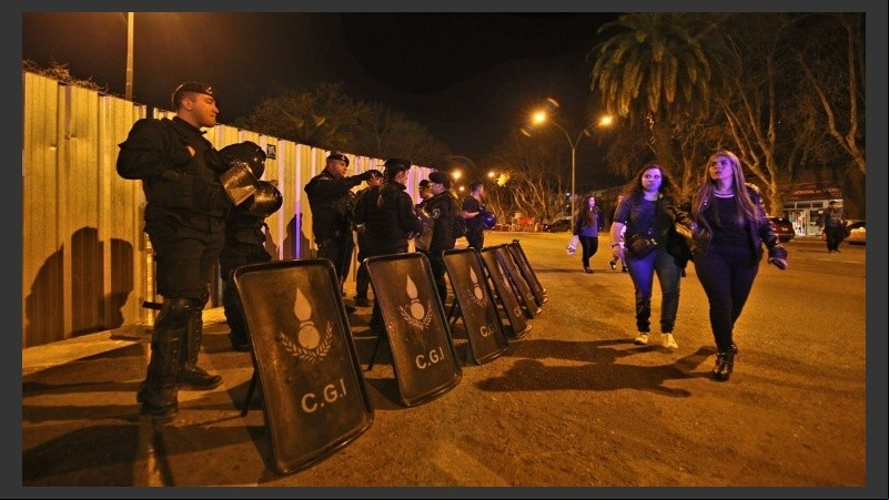Los seguidores de Charly llegando al recital.