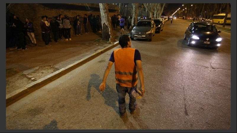 Los seguidores de Charly llegando al recital.