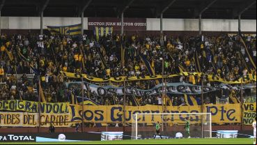 Miles de hinchas canallas viajaron a la cancha de Lanús este jueves.
