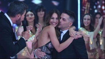 Tinelli observa sorprendido el abrazo de Pampita y De Brito.