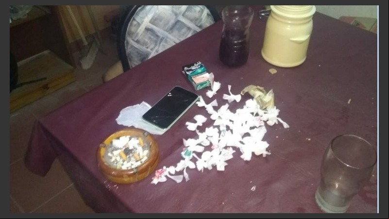 Se secuestraron 95 dosis de cocaína, un revólver, celulares y dinero.