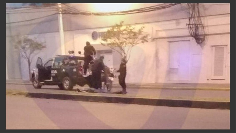 La imagen muestra el cuerpo en medio del asfalto. 