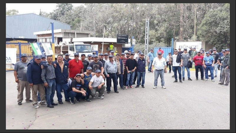 Los trabajadores de Bunge iniciaron una protesta frente a la planta.
