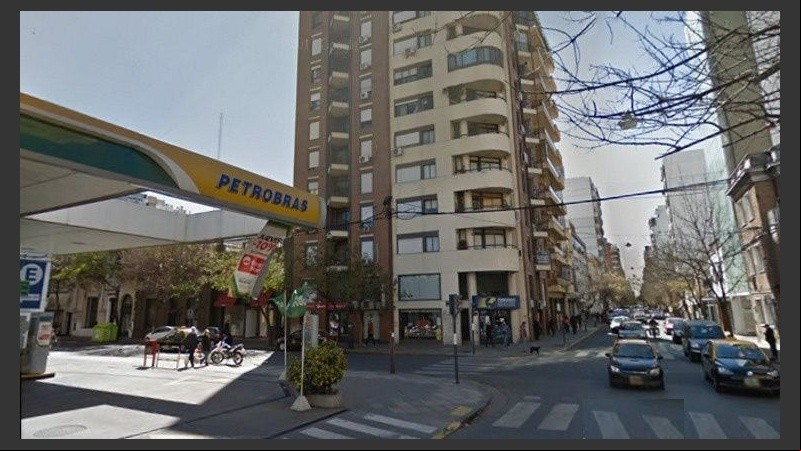 El edificio donde ocurrió el hecho, frente a la estación de servicio.
