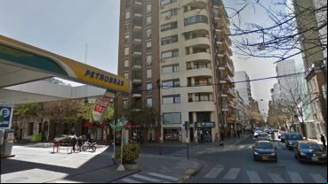 El edificio donde ocurrió el hecho, frente a la estación de servicio.