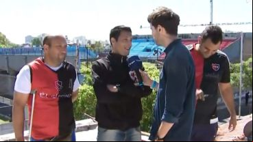 Dos con la rojinegra y en el medio un canalla.