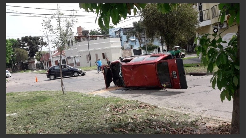 El utilitario, volcado, y el auto que protagonizaron el violento choque. 