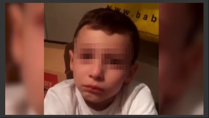Charlie tiene 7 años y vive en París.