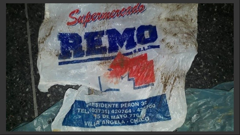 Una bolsa que llegó con el arrastre de la corriente del río desde Chaco.