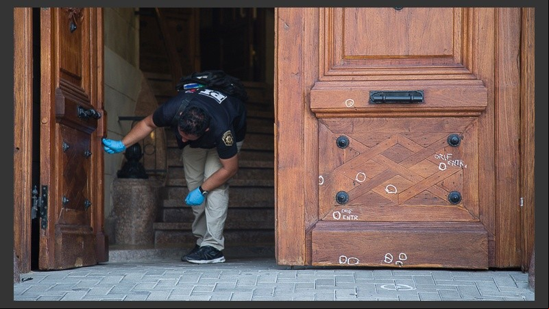 Personal de la PDI constató los impactos en la puerta de madera central del Palacio Vasallo.