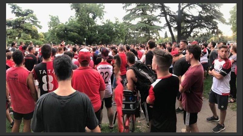 Socios e hinchas expresaron su disconformidad con la gestión.