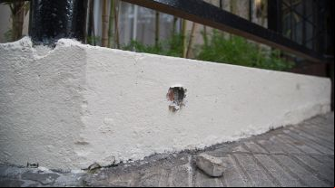 Las marcas que dejó la balacera en distintos edificios.